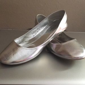 Bella Marie silver flats size 8.5